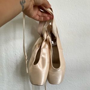 POINTE SHOES GAYNOR